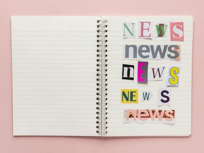 Notizbuch mit eingeklebten Buchstaben, die die Wörter News bilden