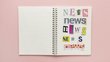 Notizbuch mit eingeklebten Buchstaben, die die Wörter News bilden