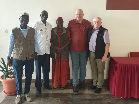 Fünf Personen stehen vor einer Wand mit der Aufschrift "ILRI"