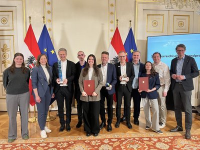 Gruppenfoto mit Personen in festlicher Kleidung unterschiedlichen Alters und Geschlechts