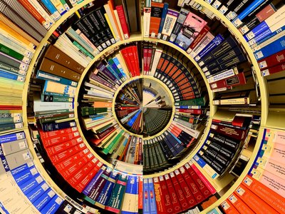 Spirale aus Büchern