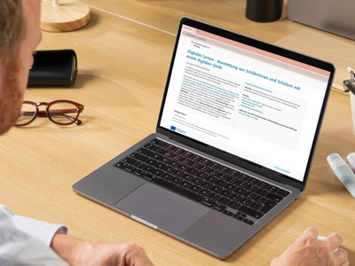 Laptop auf dem die Startseite des PRS-Formulars zu sehen ist