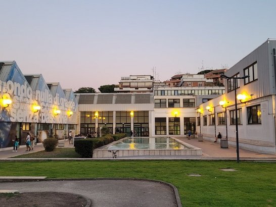 Das Gebäude der Uni Roma Tre in der Dämmerung mit erleuchteten Laternen