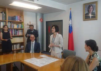 Botschafterin Vanessa Shih vom Taipei Wirtschafts- und Kulturbüro hält eine Rede 