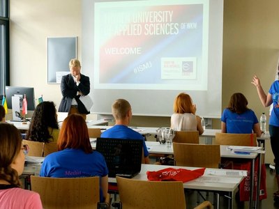 Lehrende und Studenten der International School of Multimedia Journalism in einem Unterrichtszimmer.