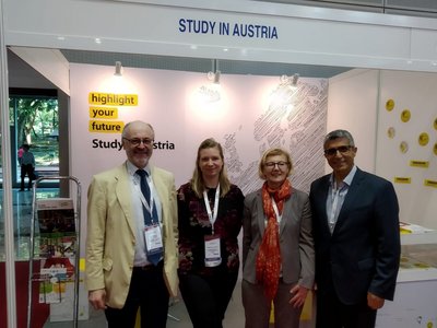 Das "study in Austria" Team vor ihrem Auskunftsstand, bestehend aus (in der Reihenfolge links nach rechts) Max Schachner (IMC FH Krems), Kerstin Schmidt (BMBWF), Eva Müllner (OeAD), Noureddine Rafili (FH Kufstein)