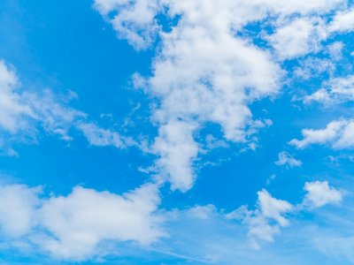 Blauer Himmel mit Wolken