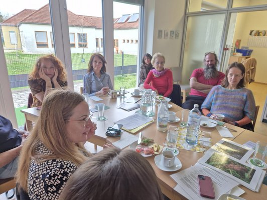Menschen beim Citizen-Science-Frühstück in der Bücherei am Tisch sitzend