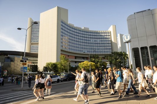 Junge Menschen vor der UNO City in Wien 