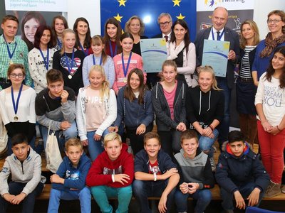 Schüler und Schülerinnen der Neuen Mittelschule Weitensfeld bei der eTwinning-Preisverleihung.