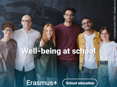 Lehrkräfte vor einer Tafel