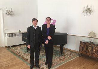 Richard Trappl und Alexandra Wagner in einem Raum mit Teppich und Klavier in Shanghai