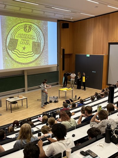 Schülerinnen und Schüler bei Präsentation in der Universität