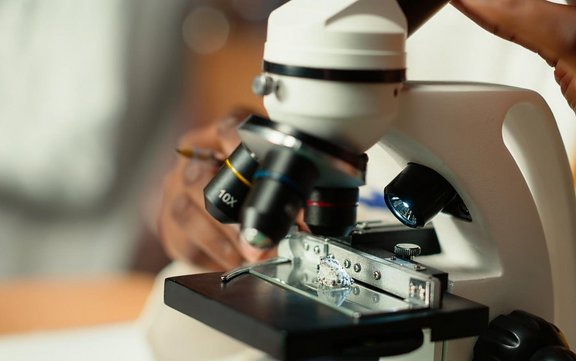 Nahaufnahme eines Mikroskops