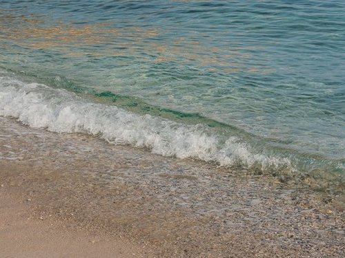 Eine Welle am Strand. 