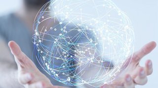 Hand mit schwebendem holografischen Ball