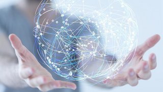 Hand mit schwebendem holografischen Ball