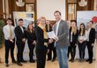 OeAD managing director Stefan Zotti and the director of the Vienna Business School Hamerlingplatz, Monika Hodoschek, shake hands.