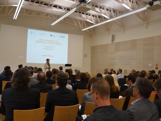 Viele Menschen im BIG Saal der Universität Wien