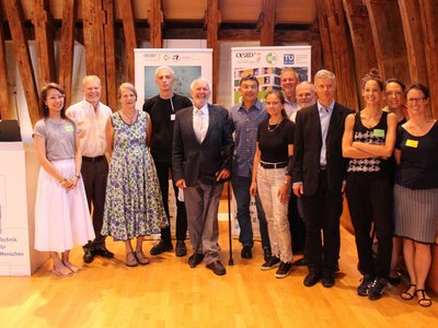 Gruppenfoto der Referenten und Organisatoren der Veranstaltung im Rahemen der Sommerschule "Die Wirtschaft der Zukunft".