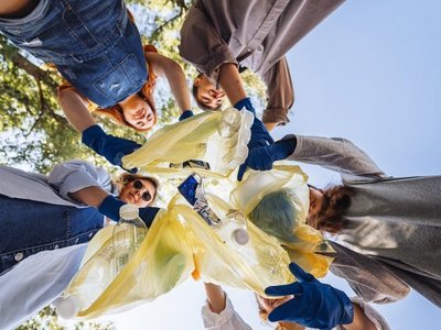 Jugendliche mit Müllsäcken in der Hand