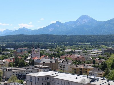 Stadt mit Bergen im Hintergrund