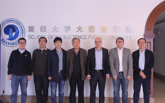 Sieben Männer stehen in einer Reihe für ein Gruppenfoto, in der school of Data Science Fudan University