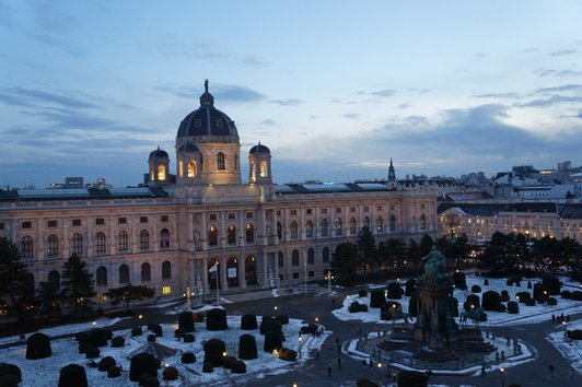 Ausblick vom Dach des Naturhistorischen Museums Wien auf das Maria-Theresien-Denkmal, den leicht verschneiten Maria-Theresien-Platz und auf das Kunsthistorische Museum Wien