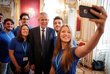 Lehrlinge machen einen Selfie-Schnappschuss mit Bundespräsident Alexander Van der Bellen in der Hofburg.