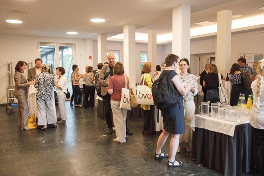 Personen im Gespräch im Foyer