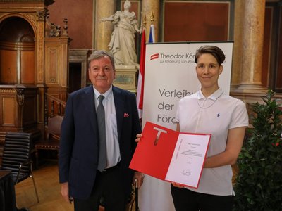 Mag. Herbert Tumpel verleiht Mag. Veronika Duma den Herbert-Tumpel-Ehrenpreis 2017