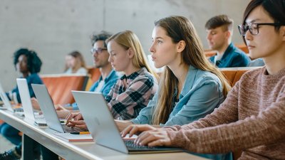Studierende in einem Hörsaal.
