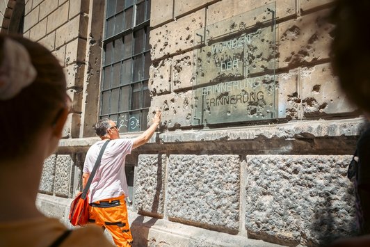 Mann greift auf Wand 