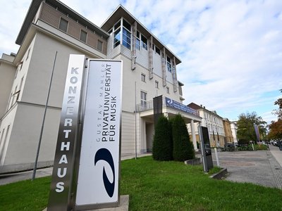 Die Außenansicht eines Gebäudes und ein Schild mit der Aufschrift Konzerthaus.