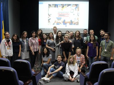 Gruppenfoto mit allen Studentinnen der Projektwoche in Lemberg in einem Hörsaal.