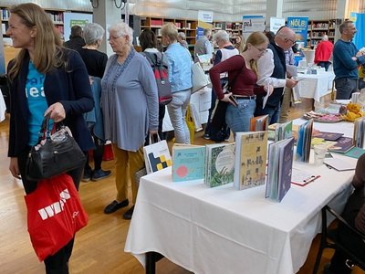 Besucher/innen auf der Fachmesse biblio aktiv