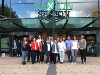 The first graduates with the FH lecturers Andrea Nagy and Christine Schmid (FH St. Pölten) and Alex Klein (Saxion Hogeschool Enschede) in front of the Saxion Hogeschool Enschede building.