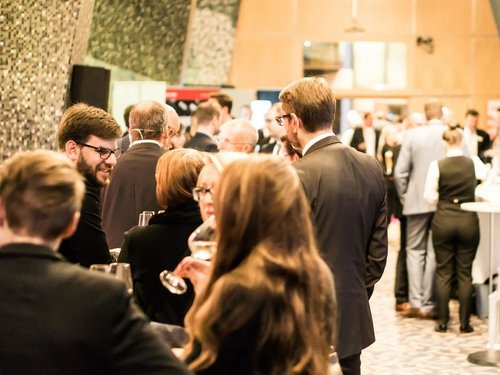 Menschen auf einer Messe unterhalten sich