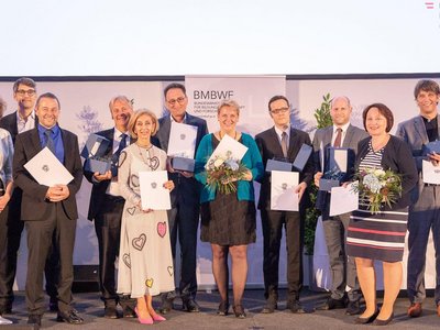 Die prämierten Lehrpersonen mit Urkunden und Blumensträußen bei einem Gruppenfoto anlässlich der Verleihung des "Ars Docendi"-Staatspreises.