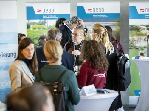 Foto von den Infotischen/OeAD Beratung