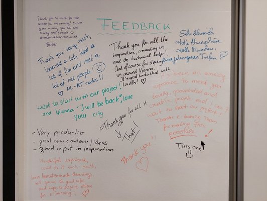 Handschriftliches Feedback auf einer Wand