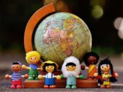 Spielfiguren vor einem Globus