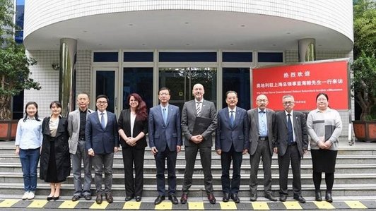 Ein Gruppenfoto vor Tongji University