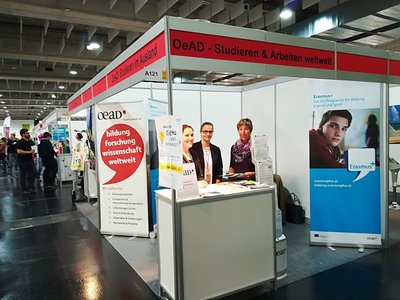 Der OeAD-Messestand bei der Best-Messe in Graz mit drei Kollegen.