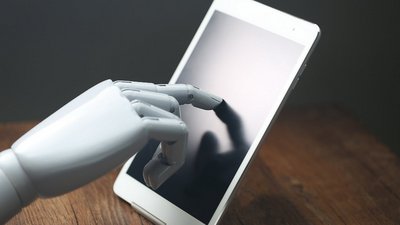 Roboterhand berührt ein Tablet