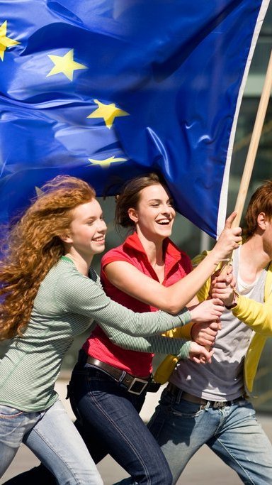 Jugendliche laufen mit EU Flagge herum