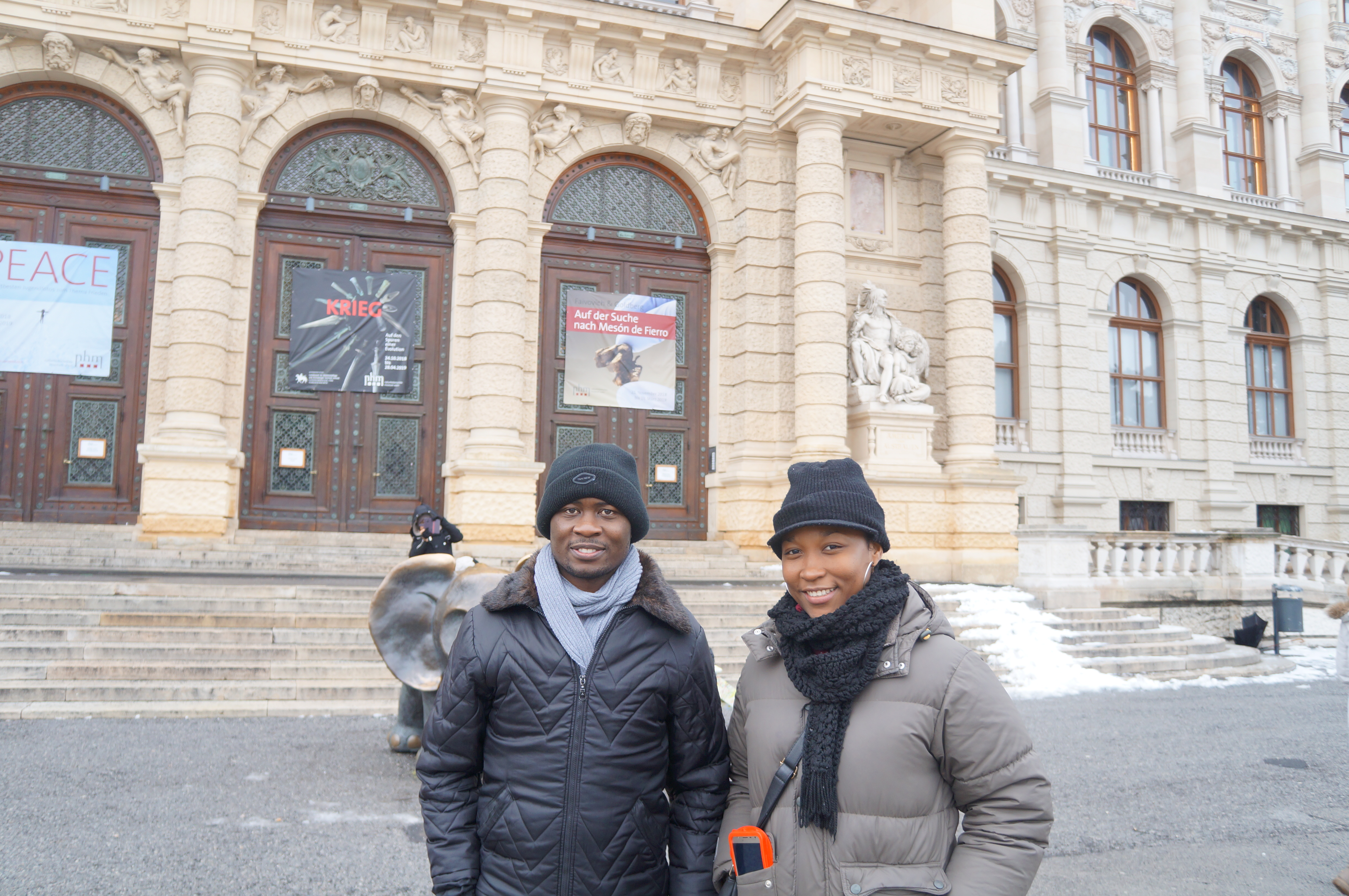 Zwei Stipendiaten vor dem Naturhistorischen Museum Wien