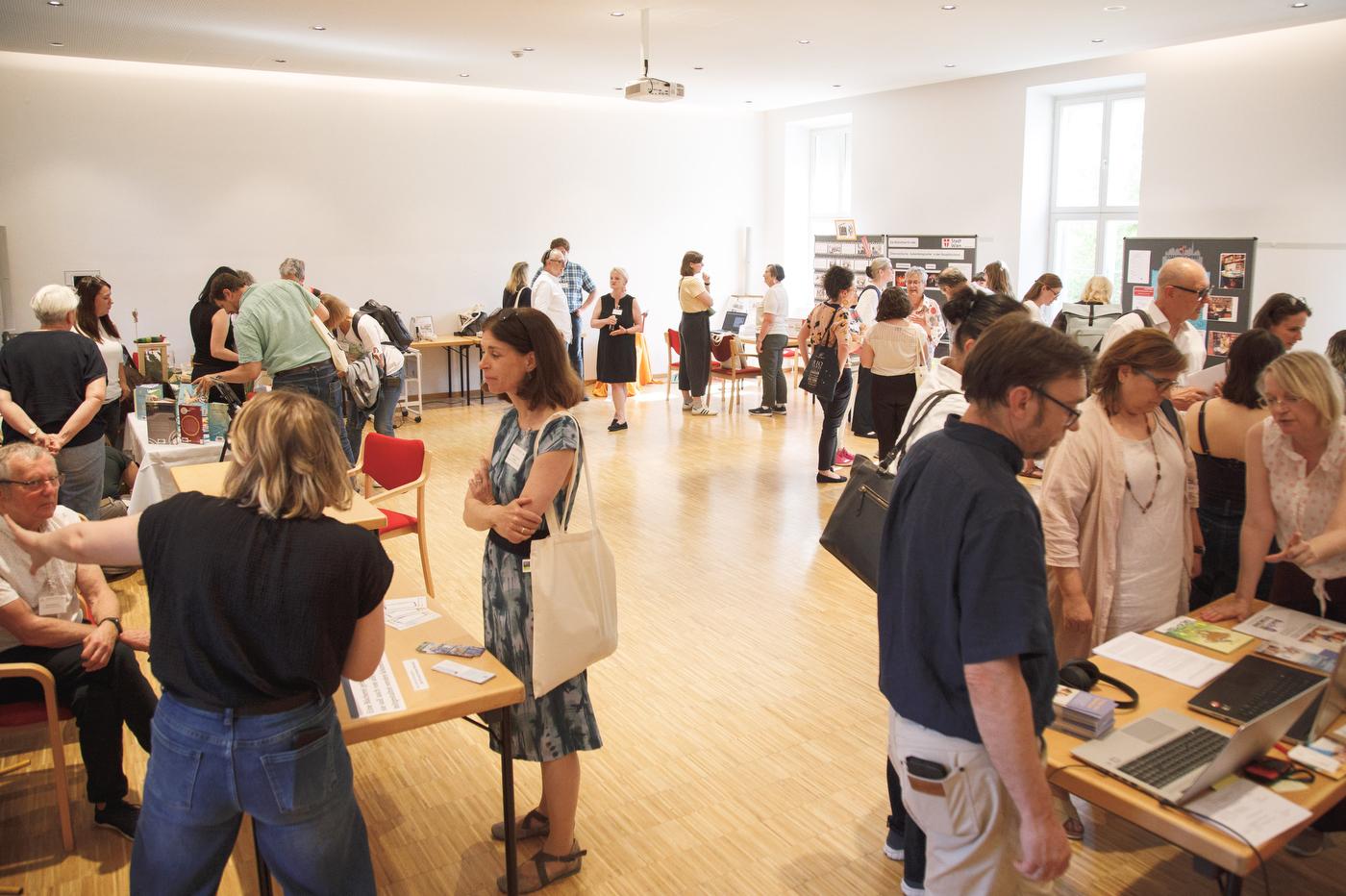 Leute an Informationsständen im Gespräch