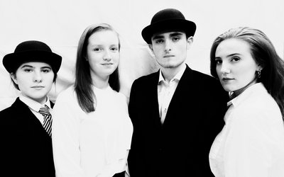 Schwarzweißfoto von vier Darstellerinnen und Darstellern des Theaterensembles des Trinity College Dublin