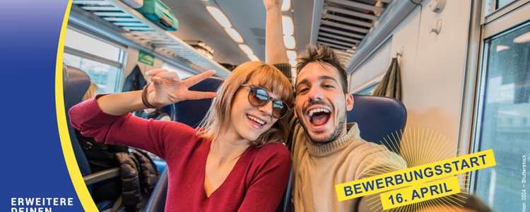 Eine junge Frau und ein junger Mann sitzen im Zug und machen ein Selfie